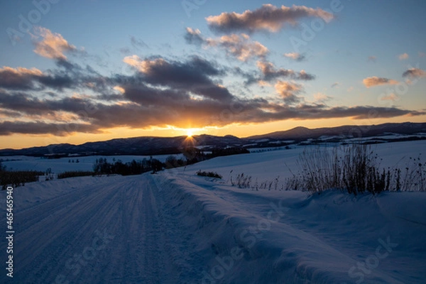 Fototapeta 夕暮れの冬の道
