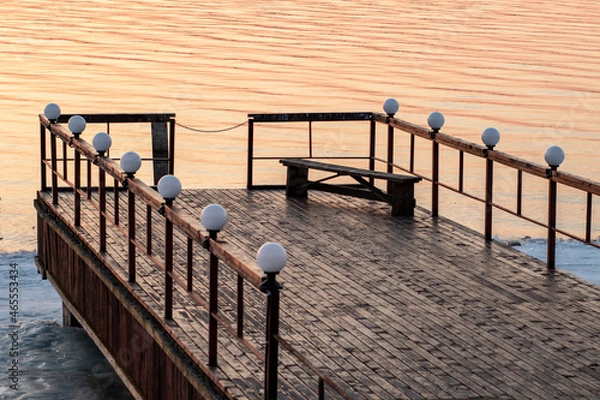 Fototapeta Russia. Spring. Morning. Sanatorium Lunevo. View from the pier of the Volga bank with the rising sun on the water.