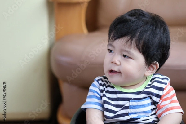 Fototapeta あごを歪めて変顔をする男の子の赤ちゃん