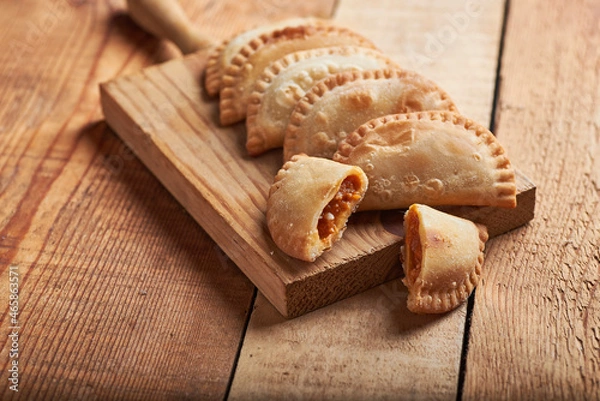 Fototapeta empanadillas de atun sobre un fondo rústico de madera