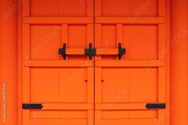 Fototapeta 閉じられた朱塗の門