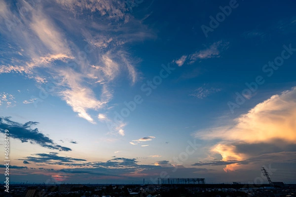 Fototapeta 夕日に映る積乱雲と巻層雲