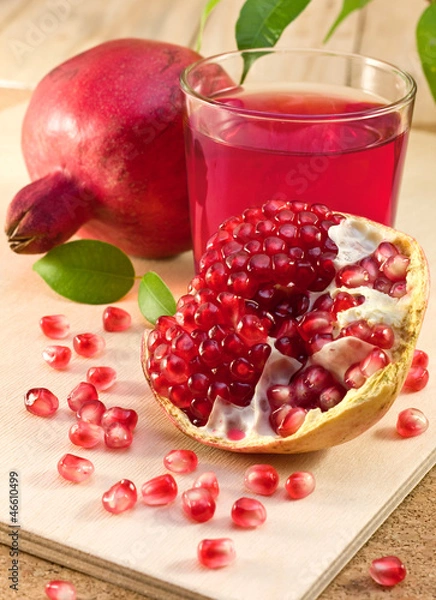 Obraz ripe pomegranate and pomegranate juice