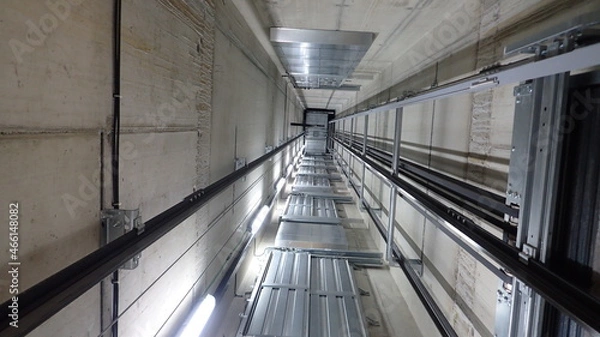 Obraz Ein Blick in der Aufzugsschacht