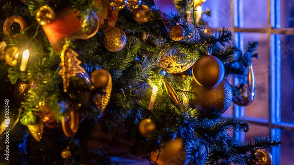 Obraz Christmas and New Year interior decoration. Green tree decorated with toys, flashing garland, illuminated lamps. Xmas tree. Cozy Christmas atmosphere