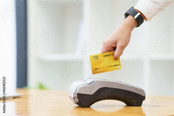 Obraz Staff using edc credit card reader