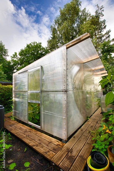 Obraz Hobby Heim - Garten mit eigenem selbstgerechtem Gewächshaus mit Baustoffen aus dem Baumarkt