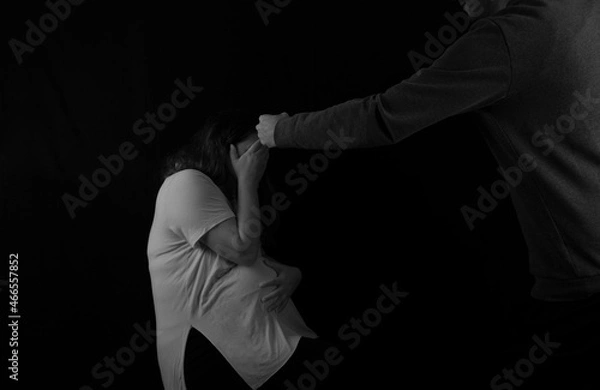 Obraz black and white photo of man who abuses pregnant woman