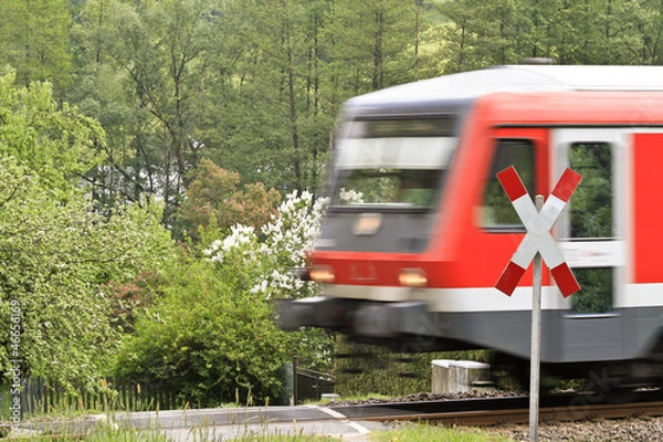 Obraz Eisenbahn fährt über Bahnübergang