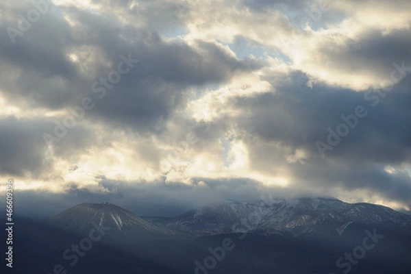 Obraz 雲に覆われる山