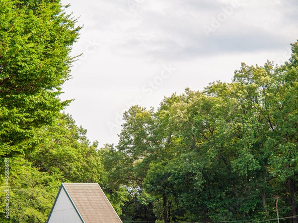 Obraz 公園の三角屋根と樹木と空と雲