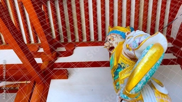 Obraz 桜花の季節の奈良　薬師寺　中門のカラフルな仁王像（二天王像）