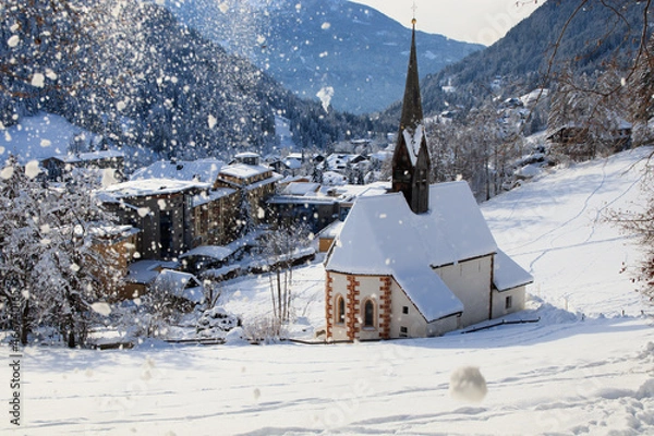 Fototapeta Kirche von St. Kathrein in Bad Kleinkirchheim/Österreich an einem strahlenden Wintertag