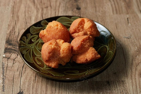 Fototapeta 沖縄のおやつ、揚げたてサクサクのサーターアンダギー(砂糖天ぷら)