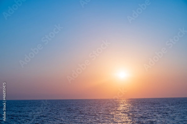 Obraz 日本海に昇る美しいオレンジ色の朝日