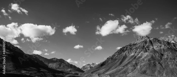 Fototapeta Beautiful Himalayan mountains above the green fields of the village of losar in the Spiti valley, Himachal Pradesh. Losar is a tiny village located at extreme end in cold desert valley of Spiti.