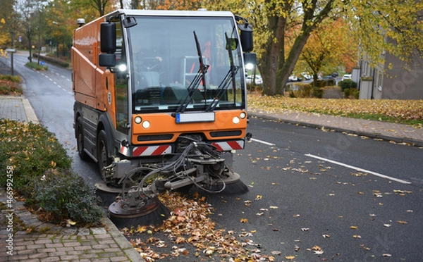 Fototapeta Kehrmaschine im Herbst 