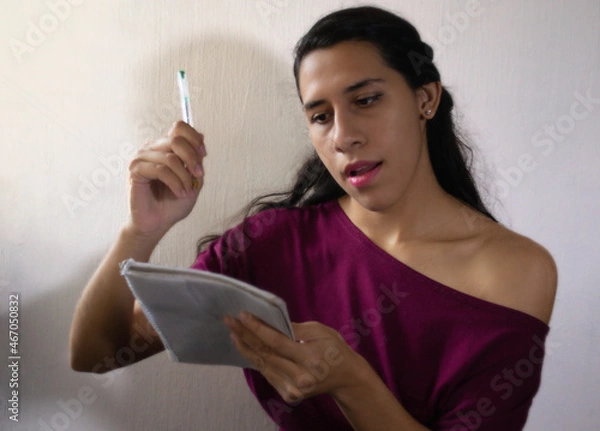 Obraz Mujer morena latina escribe en un cuaderno