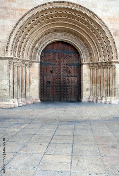 Fototapeta Wooden gate to the Catholic temple with an arch