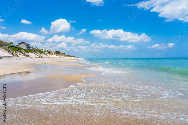 Obraz Ocean beach in Florida in the spring. Turquoise ocean and perfect fine sand Melbourne Beach as a good vacation place