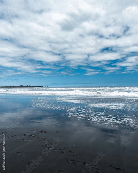Fototapeta Pichilemu's Infiernillo beach with its black sand on a cloudy day.