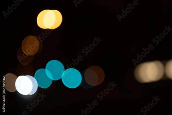 Fototapeta bokeh ronds de lumière chaude jaune bleue sur fond noir