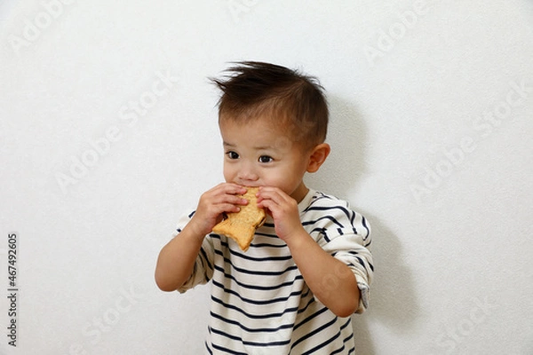 Fototapeta たい焼きを食べている可愛い男の子。