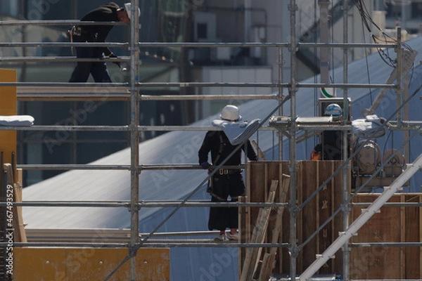 Fototapeta ビルの建設現場の様子　足場を組んでいる　東京、赤坂5丁目の街の風景　赤坂駅前、一ツ木通り、赤坂通り、三分坂、円通寺坂がある。台地の下の部分には住宅街あ広がる。放送局の建物がランドマークタワーとなっている。　赤坂、港区、東京、日本