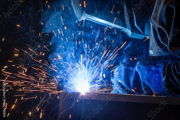 Obraz welder uses torch