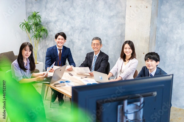 Fototapeta オフィスで会議をするビジネスパーソン
