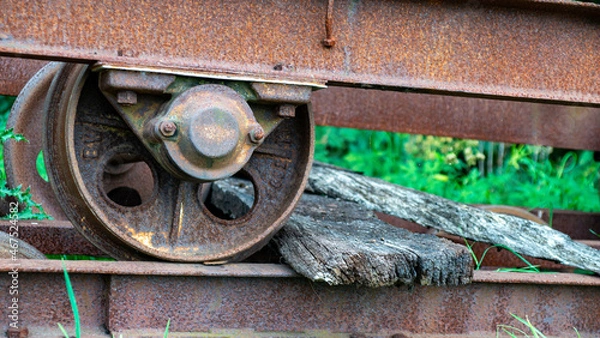 Obraz Stahlrad auf Schiene einer Moorbahn