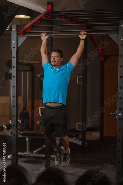 Obraz man exercising with dumbbells