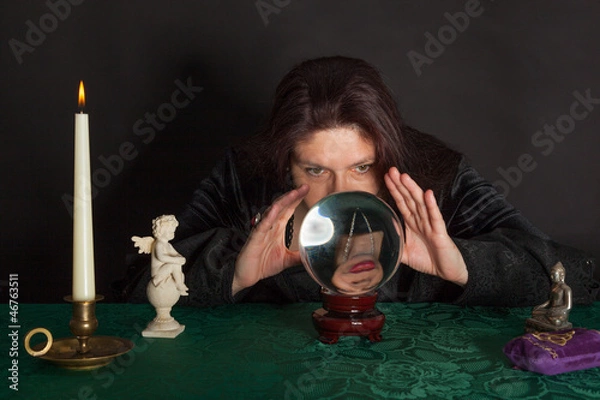 Obraz Eine Frau blickt in eine Glaskugel