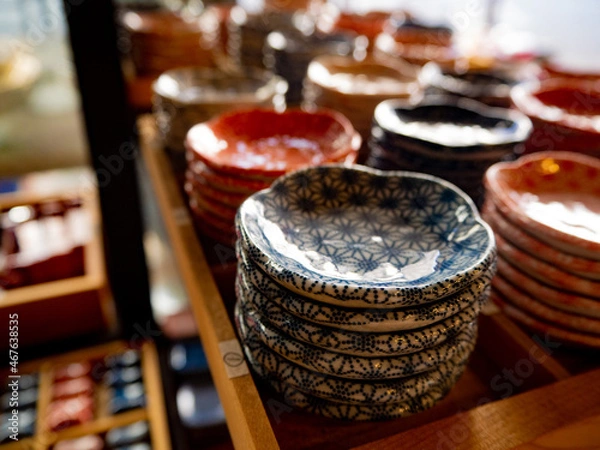 Obraz 集めたくなる浅草かっぱ橋のかわいらしいカラフルなたくさんのかさねられた豆皿