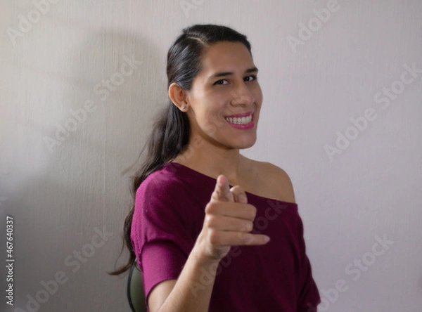 Obraz Mujer sonriendo y señalando