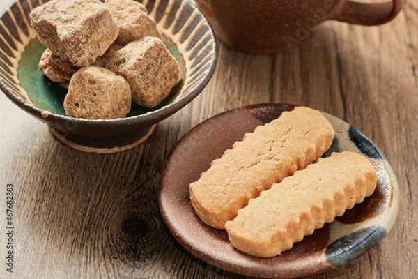 Fototapeta おいしい沖縄のお菓子、黒糖とちんすこう