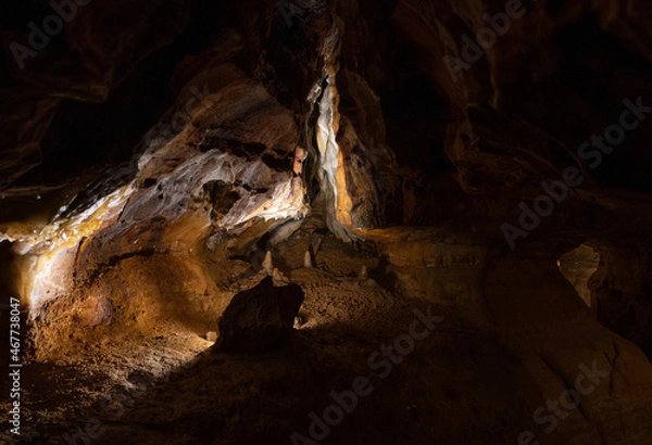 Fototapeta exploring underground caves with stalactite and stalagmite growth