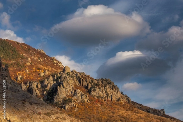 Obraz Clouds in the shape of UFO flying saucers over the mountain. Beautiful autumn evening landscape. Demerdzhi, Alushta, Crimea