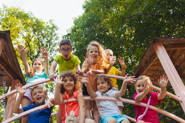 Obraz The cheerful kids are resting in a wooden tree house