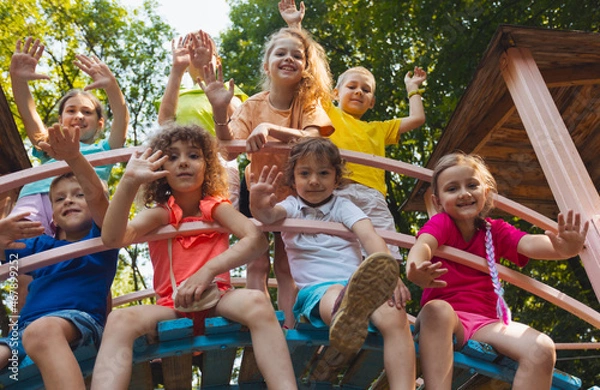 Obraz The cheerful kids are resting in a wooden tree house