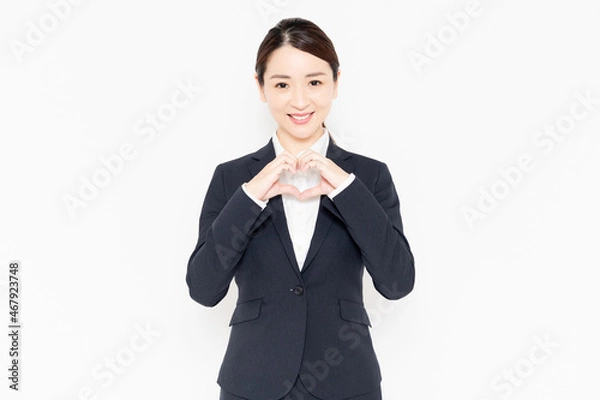 Fototapeta 手でハートの形を作るビジネスウーマン