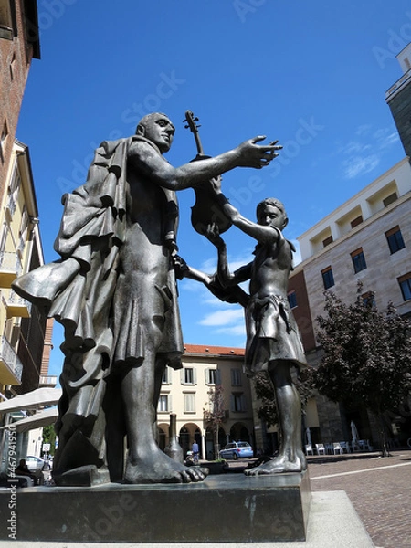 Fototapeta The Statue of Stradivari on Stradivari Square in Cremona, ITALY