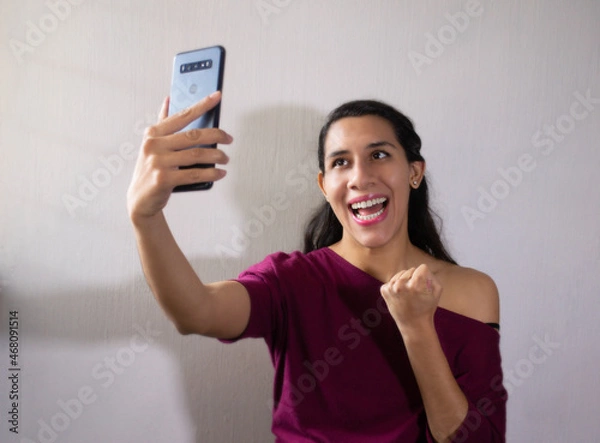 Obraz Mujer con teléfono feliz 