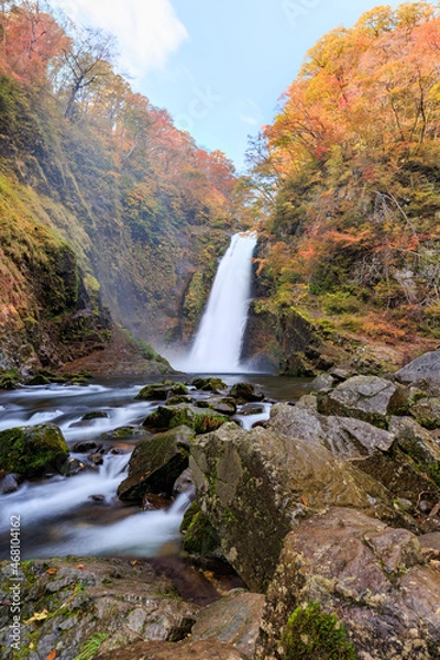 Obraz 宮城県の美しい紅葉　「秋保大滝」