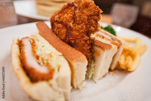 Obraz ポテトとパセリが添えられたカツサンド