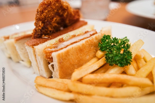 Obraz ポテトとパセリが添えられたカツサンド