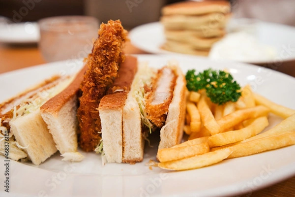 Obraz ポテトとパセリが添えられたカツサンド