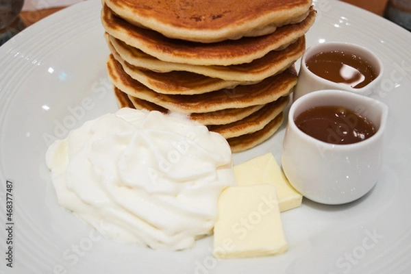 Obraz ホイップとシロップが添えられたパンケーキ