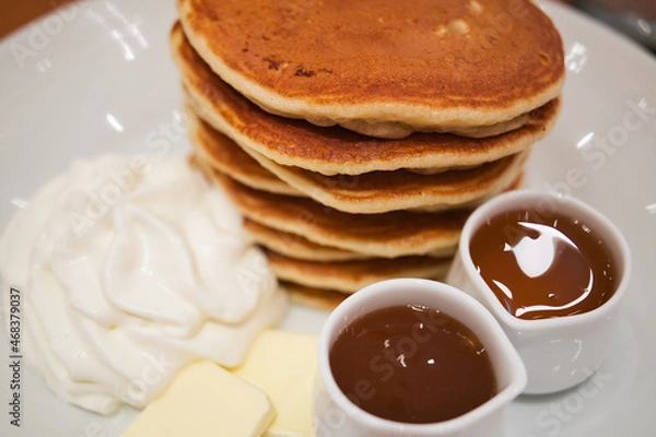 Obraz ホイップとシロップが添えられたパンケーキ