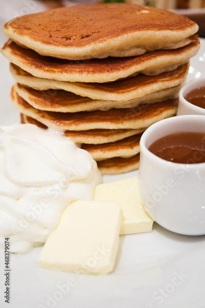 Obraz ホイップとシロップが添えられたパンケーキ